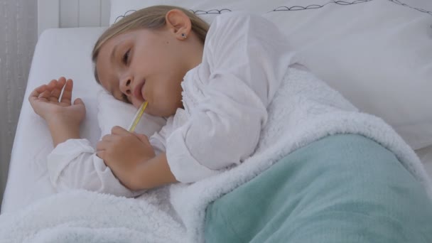 生病的孩子在床上 生病的孩子与温度计 痛苦的周到的女孩休息 — 图库视频影像
