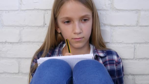 Diák Gyermek Írás Tanul Figyelmes Gyerek Töprengő Tanulás Iskolai Girl — Stock videók