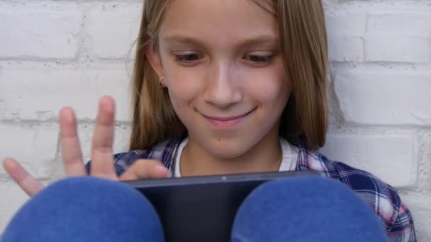 Criança Jogando Smartphone Kid Usa Tablet Online Girl Searching Internet — Vídeo de Stock