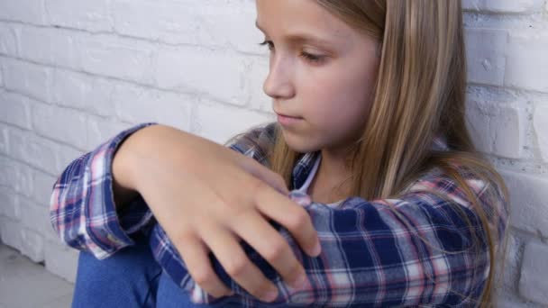 Άρρωστο Παιδί Λυπημένος Τόνισε Παιδί Δυστυχισμένος Άρρωστος Κορίτσι Στην Κατάθλιψη — Αρχείο Βίντεο