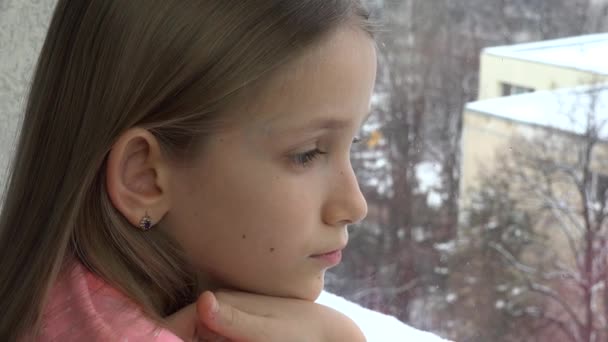 Niño Triste Mirando Ventana Niño Desdichado Pensativo Cara Niña Nieve — Vídeos de Stock