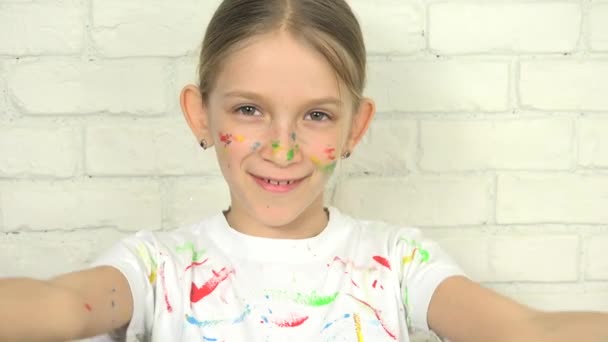 Niño Jugando Las Manos Pintadas Mirando Dentro Cámara Niño Saludando — Vídeo de stock