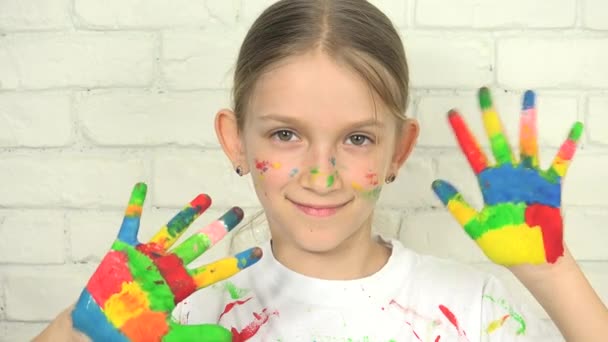 Дитина Грає Пофарбовані Руки Дивлячись Камеру Усміхнене Шкільне Обличчя Дівчини — стокове відео