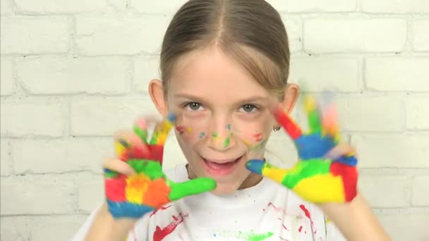 Criança Brincando Mãos Pintadas Olhando Câmera Sorridente Cara Menina Escola — Vídeo de Stock