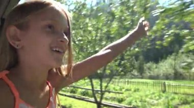 Trenle Çocuk Seyahati, Pencereye Bakan Çocuk Turist, Kız Kampı Macerası