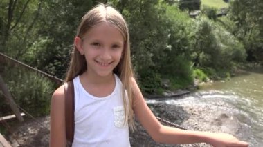 Kamp macera oynamak orman, çocuk Hiking dağlar, kız yürüyüş çocuk