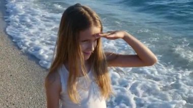 Çocuk gün batımında sahilde oynuyor, Çocuk Deniz Dalgalarını izliyor, Gün batımında Kız Manzarası