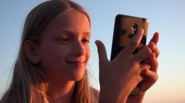 Akıllı Telefon Oynayan Çocuk, Gün Batımında Sahilde Çocuk, Deniz kenarında Tablet Kullanan Kız