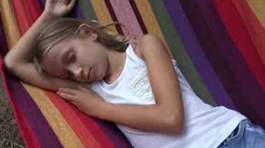 Kamp içinde ormanda, kız dağlarda rahatlatıcı çocuk hamakta uyuyan çocuk