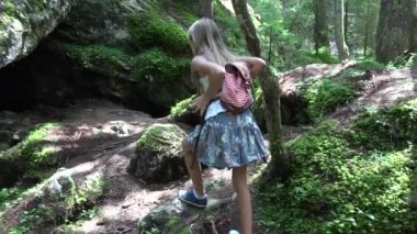 Kamp macera oynamak orman, çocuk Hiking dağlar, kız yürüyüş çocuk