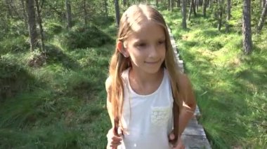 Ormanda yürüyüş çocuk evlat açık doğa, kamp macera oynayan kız