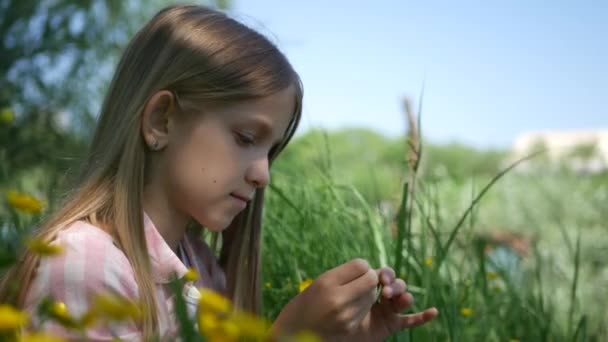 Сумний Дитина Лузі Парку Нещаслива Дівчина Медитує Відкритому Повітрі Природі — стокове відео