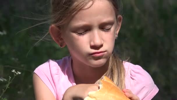 Verdrietig Kind Verlaten Huis Depressief Verdwaalde Meisje Dakloze Kid Eten — Stockvideo