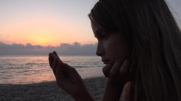 Criança Praia Criança Brincando Costa Pôr Sol Menina Assistindo Estudando — Vídeo de Stock