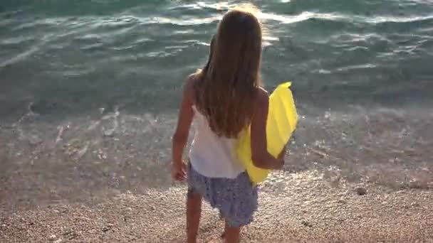 Enfant Jouant Sur Plage Coucher Soleil Enfant Regardant Les Vagues — Video