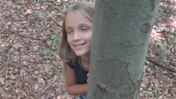 森の中の子供 自然の中で遊ぶ子供 木の後ろの冒険屋外の女の子 — ストック動画
