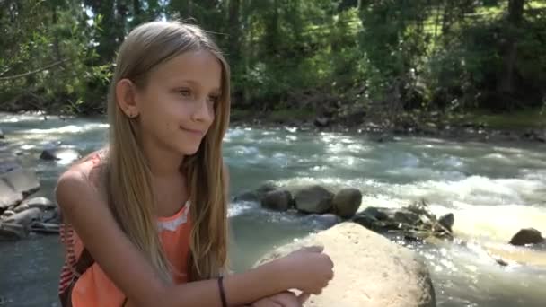 Niña Puente Las Montañas Niña Senderismo Naturaleza Niña Mirando Río — Vídeo de stock