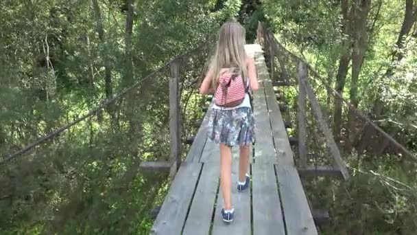 Ребенок Мосту Горах Ребенок Пешие Прогулки Природе Девушка Глядя Реку — стоковое видео