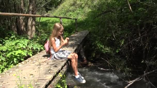 Niña Puente Las Montañas Niña Senderismo Naturaleza Niña Mirando Río — Vídeo de stock