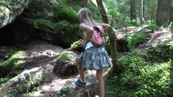 Παιδί Περπάτημα Στο Δάσος Παιδί Πεζοπορία Στα Βουνά Κορίτσι Παίζει — Αρχείο Βίντεο