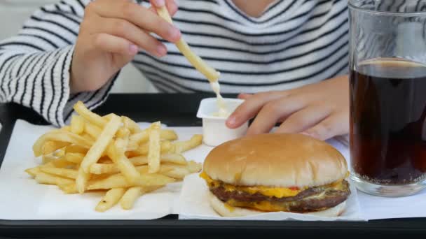 Dziecko Jedzenie Hamburgera Restauracji Kid Fast Food Dziewczyna Picie Soku — Wideo stockowe