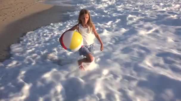 Kind Spielt Strand Bei Sonnenuntergang Glückliches Kind Geht Meereswellen Mädchen — Stockvideo