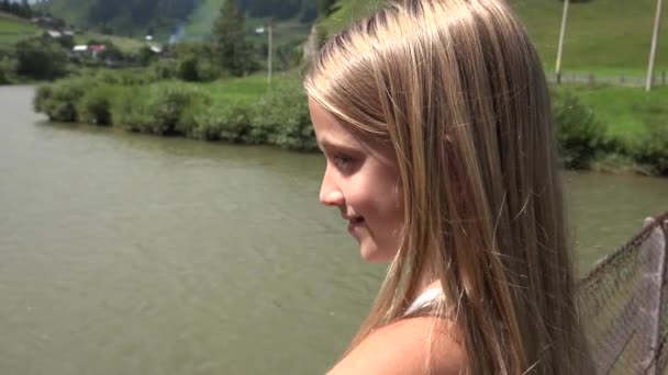 Kind Brug Bergen Kid Wandelen Natuur Meisje Zoek Een Rivier — Stockvideo