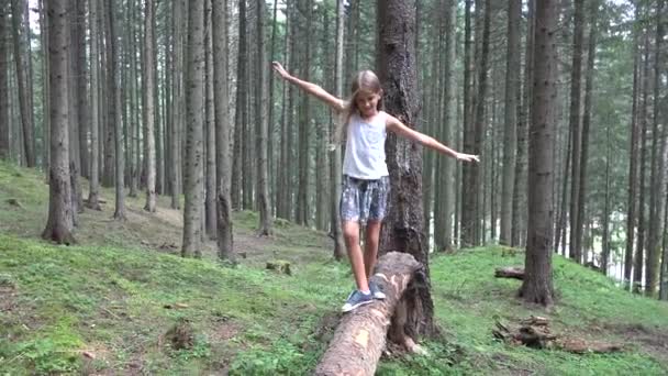 Criança Floresta Caminhando Log Kid Playing Camping Adventure Garota Madeira — Vídeo de Stock