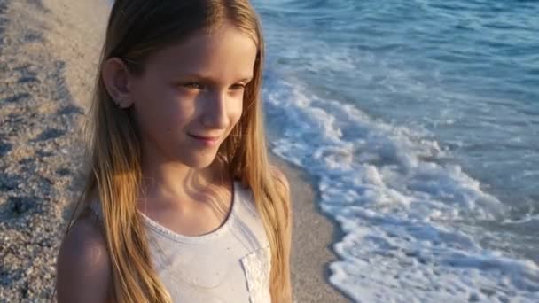 Kind Spelen Het Strand Zonsondergang Kid Watching Sea Waves Girl — Stockvideo