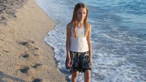 Kind Spelen Het Strand Bij Zonsondergang Happy Kid Lopen Zee — Stockvideo