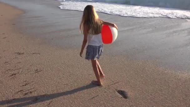 Criança Brincando Praia Pôr Sol Criança Feliz Andando Ondas Mar — Vídeo de Stock