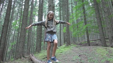 Oturum aç, kamp macera, kız açık ahşap oynayan çocuk yürüyen çocuk ormanda