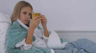 Çay, hasta çocuk yatakta içme, kız, hastanın hastanede acı çocuk hasta