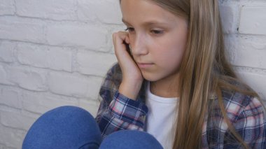 Hasta üzgün çocuk, depresyon, ruhsal bozukluk stresli mutsuz çocuk, kötü kız