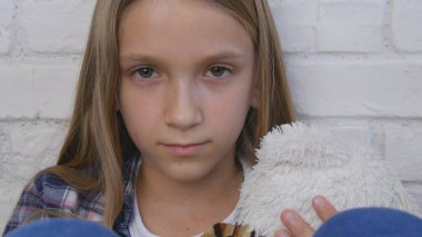Hasta üzgün çocuk, depresyon, ruhsal bozukluk stresli mutsuz çocuk, kötü kız