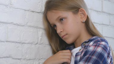 Hasta üzgün çocuk, depresyon, ruhsal bozukluk stresli mutsuz çocuk, kötü kız