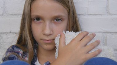 Hasta üzgün çocuk, depresyon, ruhsal bozukluk stresli mutsuz çocuk, kötü kız