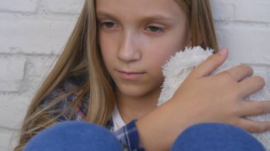 Hasta üzgün çocuk, depresyon, ruhsal bozukluk stresli mutsuz çocuk, kötü kız