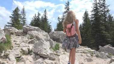 Kamp macera oynamak orman, çocuk Hiking dağlar, kız yürüyüş çocuk