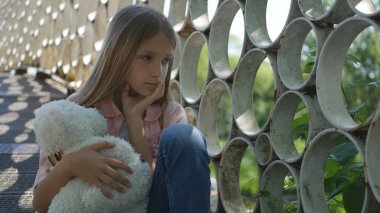 Park, mutsuz düşünceli kız açık, üzgün çocuk dalgın çocuk Köprüsü'nde sıkılmış