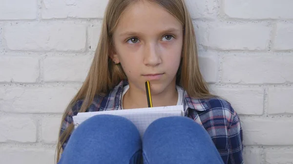 Criança Estudante Escrevendo Estudando Criança Pensativa Menina Escola Aprendizagem Pensive — Fotografia de Stock