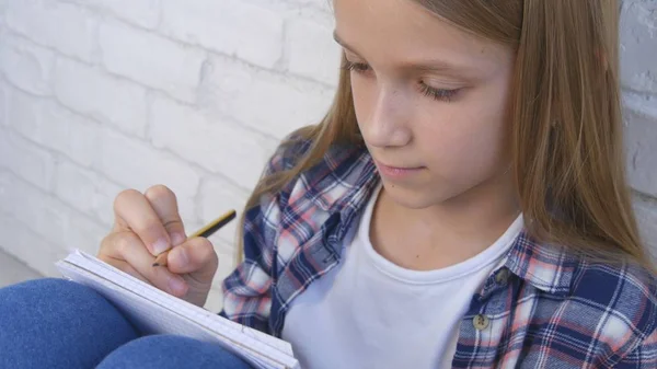Student Kind Schrijven Studeren Nadenkende Jongen Nadenkend Leren School Meisje — Stockfoto
