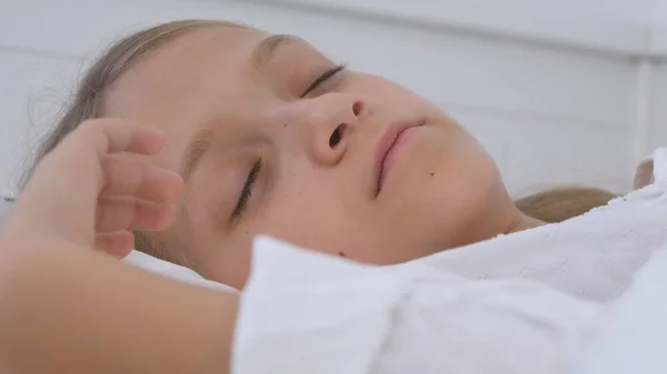 Chore Dziecko Śpiące Łóżku Cierpienia Odpoczynek Szpitalu Medycyna Pigułki Chore — Zdjęcie stockowe