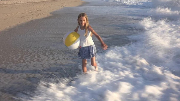 Enfant Jouant Sur Plage Coucher Soleil Enfant Heureux Marchant Dans — Photo