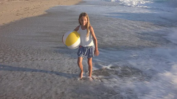 Enfant Jouant Sur Plage Coucher Soleil Enfant Heureux Marchant Dans — Photo