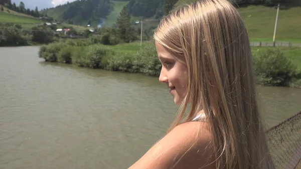 山中では 橋の上の子は子供の川 ストリームを見て女の子を自然の中でハイキング — ストック写真