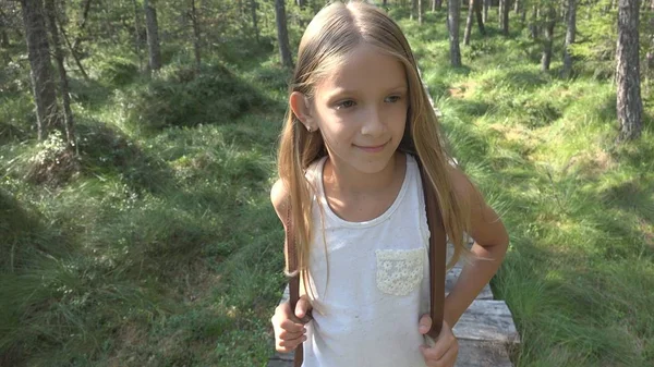 Kind Geht Wald Spazieren Kind Der Natur Mädchen Spielen Zeltabenteuer — Stockfoto
