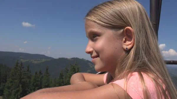 チェアリフト スキー ケーブル 鉄道の山々 高山の子供で観光女の子の子 — ストック写真