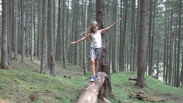 Bambino Nella Foresta Che Cammina Sul Tronco Ragazzo Che Gioca — Foto Stock