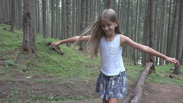 Bambino Nella Foresta Che Cammina Sul Tronco Ragazzo Che Gioca — Foto Stock